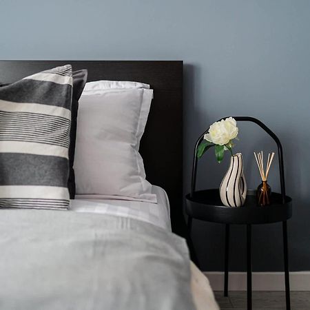 בוקרשט Chic Black & White 2Br Retreat On Dambovitei מראה חיצוני תמונה