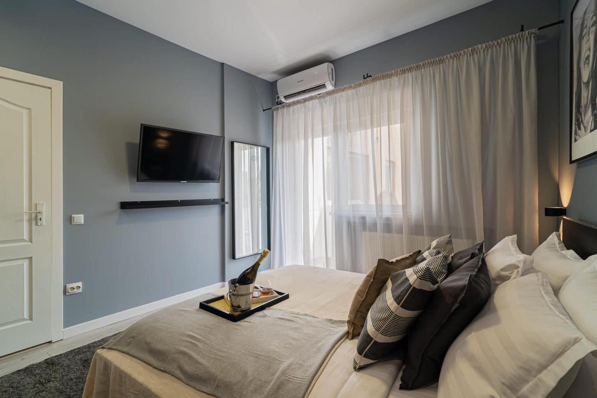 בוקרשט Chic Black & White 2Br Retreat On Dambovitei מראה חיצוני תמונה